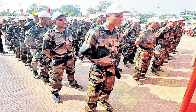 అసోంలో 1040 మంది మిలిటెంట్ల లొంగుబాటు