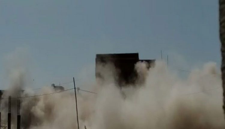 కంట్రోల్డ్ బ్లాస్టింగ్ మెథ‌డ్‌తో భ‌వ‌నం కూల్చివేత