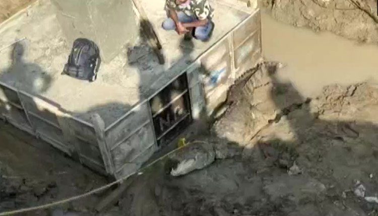 భ‌వ‌న నిర్మాణ ప్ర‌దేశంలో మొస‌లి ప్ర‌త్య‌క్షం..!