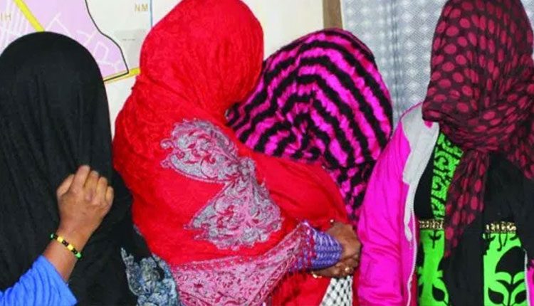 వ్య‌భిచార ముఠా గుట్టుర‌ట్టు.. ఏడుగురు నిందితులు అరెస్ట్