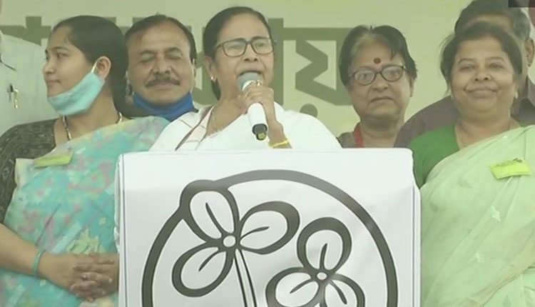 ప్ర‌ధానికి ట్రంప్ కంటే ఘోర‌మైన గ‌తి: మ‌మ‌తాబెన‌ర్జి