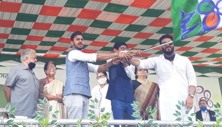 తృణ‌మూల్ కాంగ్రెస్‌లో చేరిన క్రికెట‌ర్ మ‌నోజ్ తివారి