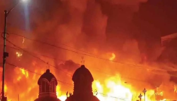 అగ్ని ప్ర‌మాదం నుంచి తృటిలో త‌ప్పించుకున్న ఐపీఎస్ దంప‌తులు