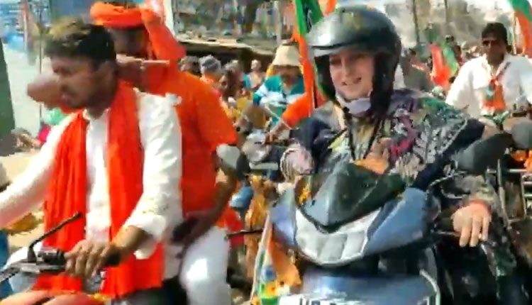 రోడ్ షోలో స్కూటీ న‌డిపిన స్మృతి ఇరానీ