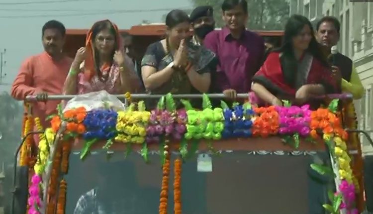 బెంగాల్‌లో స్మృతి ఇరానీ రోడ్ షో..!