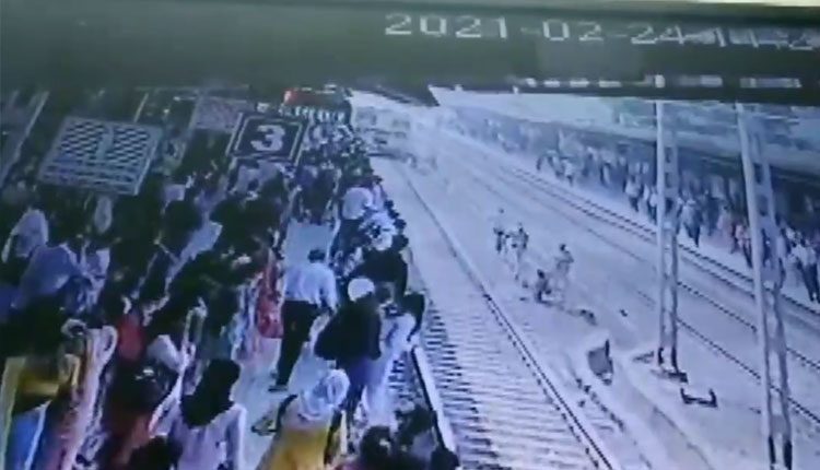 రైలు ప‌ట్టాల‌పై ఆత్మహ‌త్యాయ‌త్నం.. అడ్డుకున్న రైల్వే పోలీసులు ..వీడియో