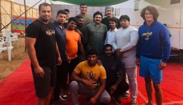 పాత‌బ‌స్తీ ప‌హిల్వాన్ల‌తో పవన్ క‌ల్యాణ్ కుస్తీ