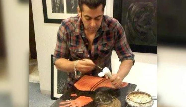 ఆర్ట్ ఎగ్జిబిష‌న్‌లో సల్మాన్ పెయింటింగ్స్ ప్ర‌ద‌ర్శ‌న‌