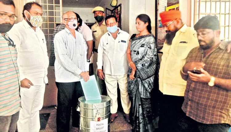 ‘ఎమ్మెల్సీ’ ఓటేసిన సీనియర్‌ పట్టభద్రులు