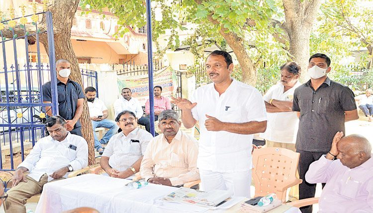 విద్యావంతురాలిని గెలిపించాలి