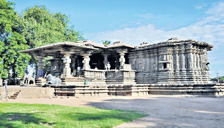వేయిస్తంభాల గుడి శాసనాన్ని లిఖించింది?