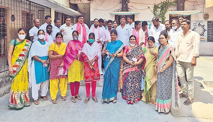 ఇంటి పార్టీని ఆదరించండి