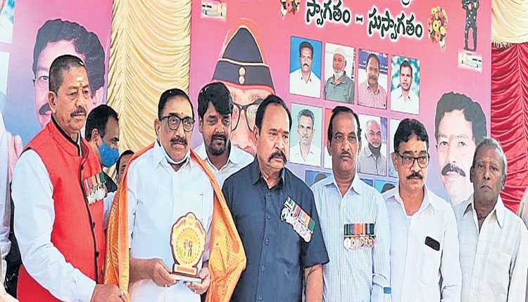 మాజీ సైనికుల సంక్షేమానికి సీఎం కేసీఆర్‌ కృషి