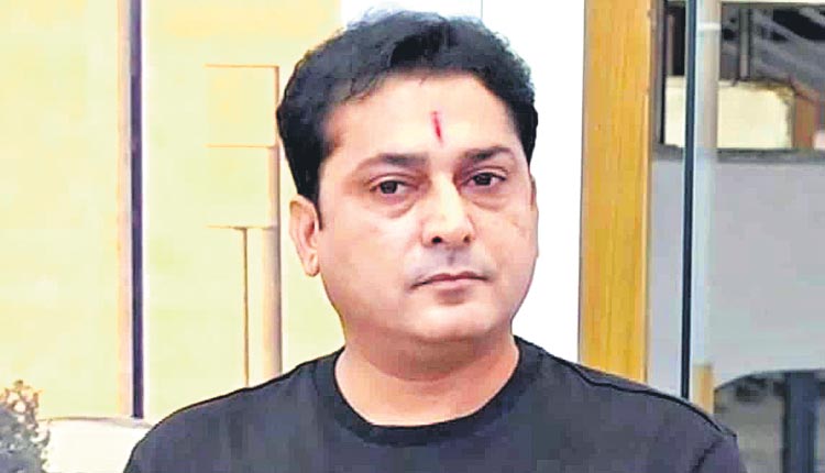 టీ షర్టు వేసుకొచ్చాడని.. అసెంబ్లీ నుంచి పంపించారు!