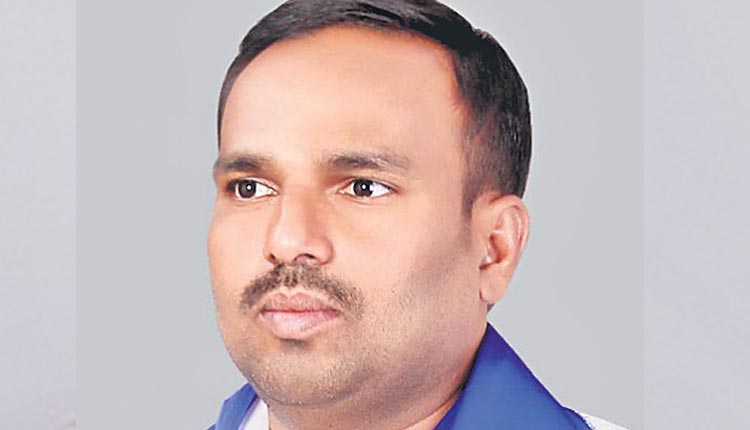 వృత్తిదారులను ఆదుకోవాలి