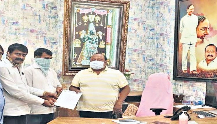 ఒక్కతాటిపై నిలుస్తున్న గ్రాడ్యుయేట్లు, ఉద్యోగులు