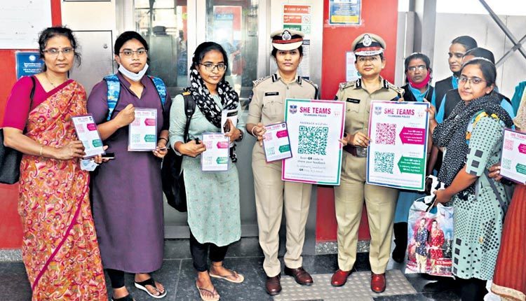 క్యూఆర్‌ కోడ్‌తో ఫిర్యాదు పోస్టర్ల ఆవిష్కరణ