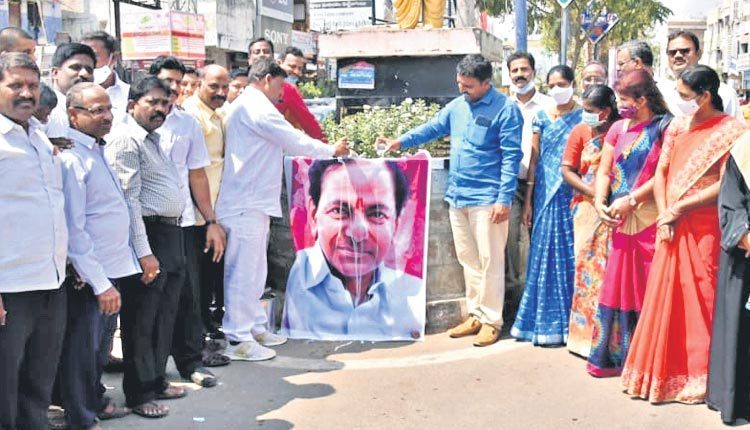 ఉద్యోగుల ఆనందహేల