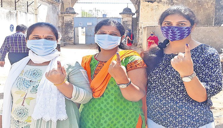 అపవాదును చెరిపేసుకున్న పట్టభద్రులు