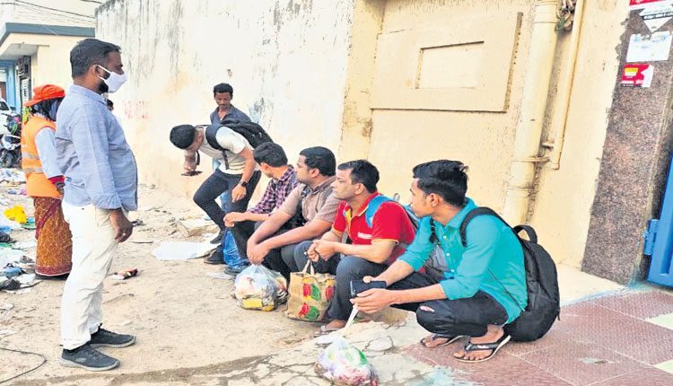 చెత్త పక్కనే కూర్చోబెట్టారు!