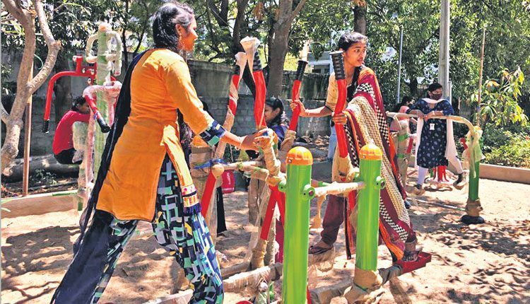 మహిళా కళాశాలలో ఓపెన్‌ జిమ్‌