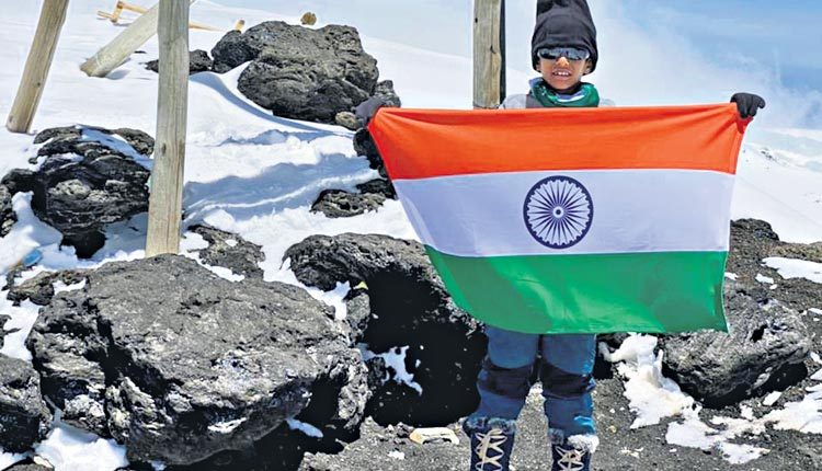 కిలిమంజారోపై ఏడేండ్ల చిన్నోడు