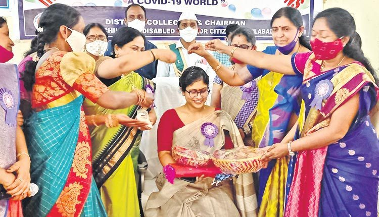 కలెక్టర్‌కు సీమంతం