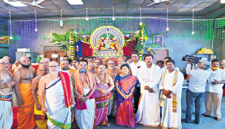 యాదాద్రీశుడికి దివ్య అలంకారసేవ..