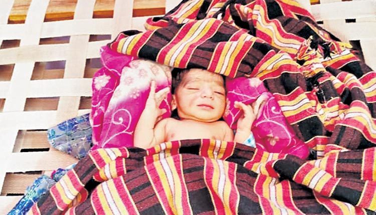 చెట్ల పొదల్లో పసికందు