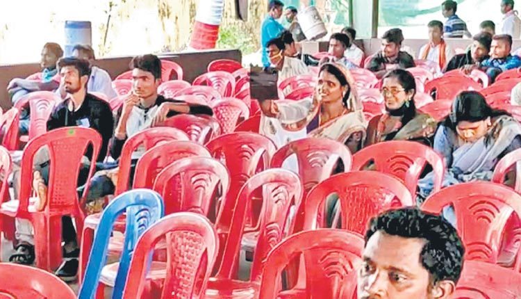 బండి సభకు జనం కరువు