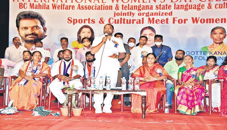 మహిళలు అన్ని రంగాల్లో ఎదగాలి: మంత్రి శ్రీనివాస్‌గౌడ్‌