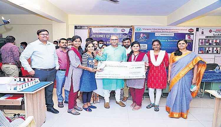 విద్యార్థులు అన్ని రంగాల్లో రాణించాలి