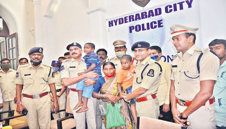 పిల్లలతో భిక్షాటన