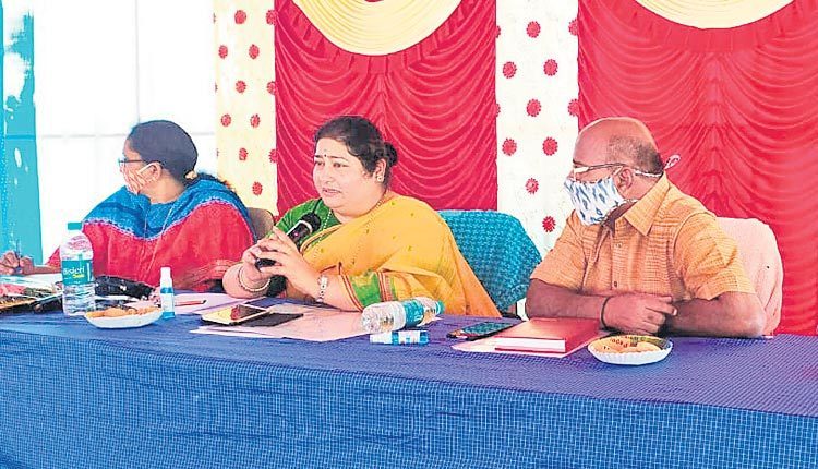 ఆధునిక డిజైన్లలో బతుకమ్మ చీరలు