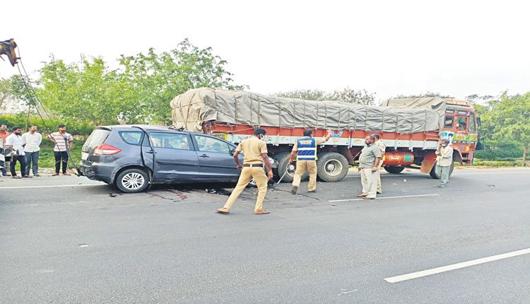 అతివేగం.. బలితీసుకున్నది