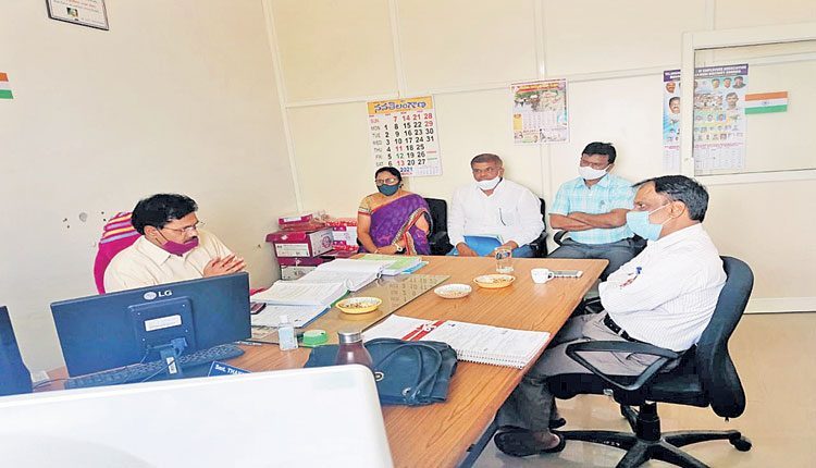 వెనుకబడిన సంక్షేమ శాఖ కార్యాలయం ఆకస్మిక తనిఖీ