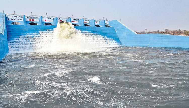 కట్టిన ప్రాజెక్టులన్నీ మీ కండ్లముందే!