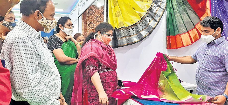 యాదాద్రి భవన్‌లో చేనేత వస్త్రాలయం ప్రారంభం