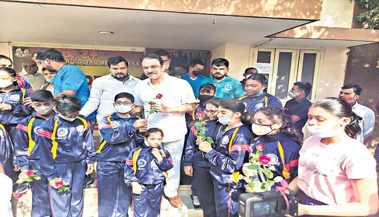 ప్రభుత్వం క్రీడలను ప్రోత్సహిస్తున్నది