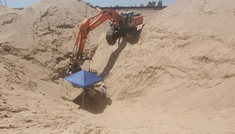 ఇసుక దిబ్బ కింద ముగ్గురు చిన్నారులు సజీవ సమాధి