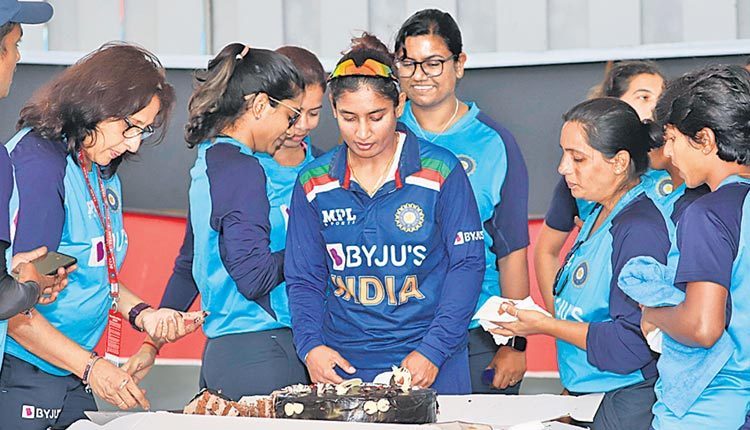 మిథాలీ @  10,001