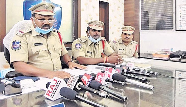 హత్య కేసులో వీడిన మిస్టరీ