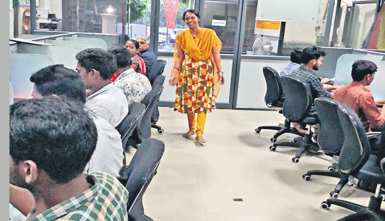 పేదలకు ‘బేసిక్‌’ విద్య