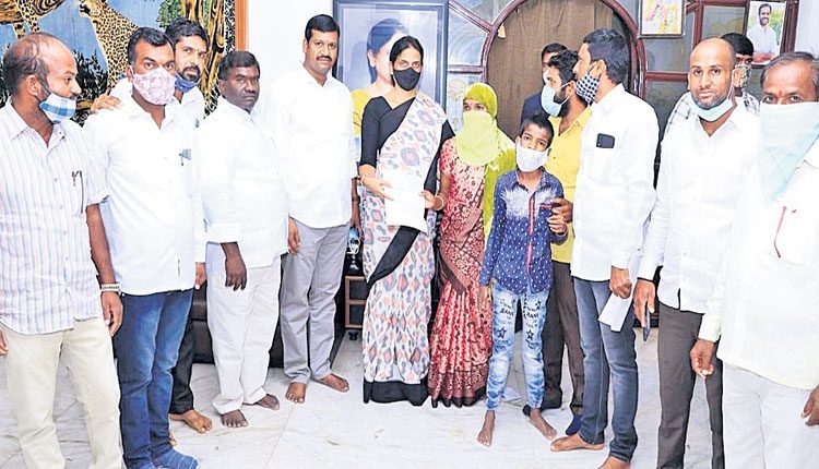 కార్యకర్తలకు అండగా టీఆర్‌ఎస్‌