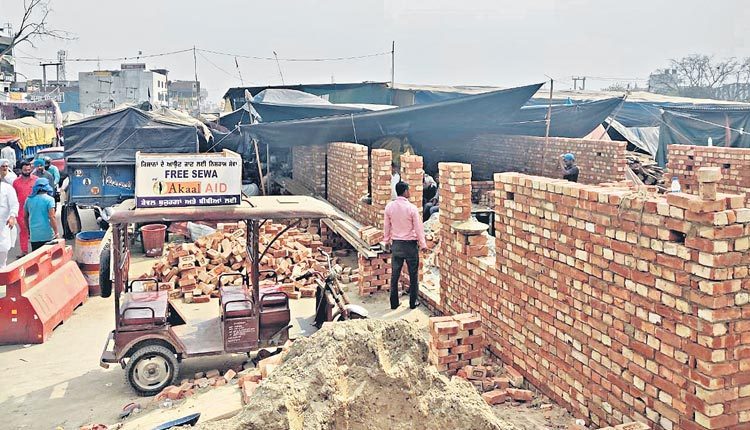 ఢిల్లీ సరిహద్దుల్లో రైతుల ఇండ్లు