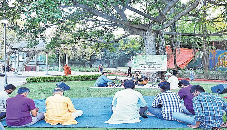 వినిపిస్తూ.. నడిపిస్తూ..!!