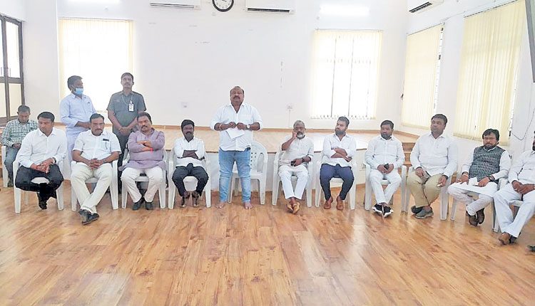 బీజేపీ ద్వంద్వ విధానాల్ని ఎండగట్టాలి