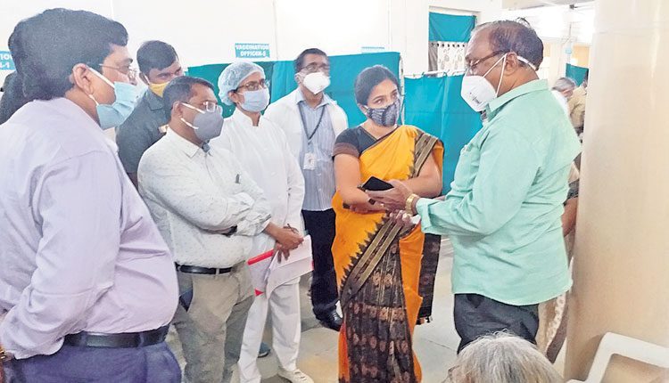 వృద్ధులకు గ్రౌండ్‌ఫ్లోర్‌లోనే టీకాలు వేయాలి