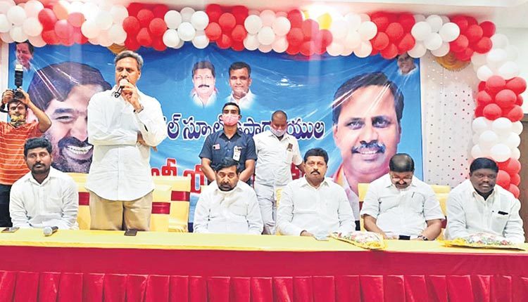 తండ్రీ పిల్లల్లా.. సీఎం ఉద్యోగులు