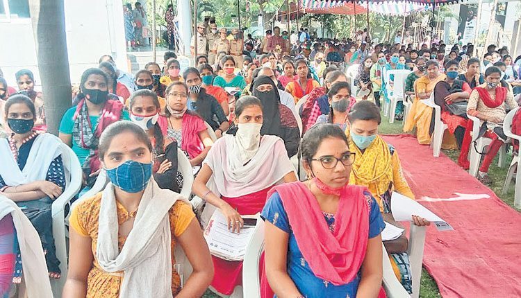 మేళాలతో యువత ఉపాధి పొందాలి